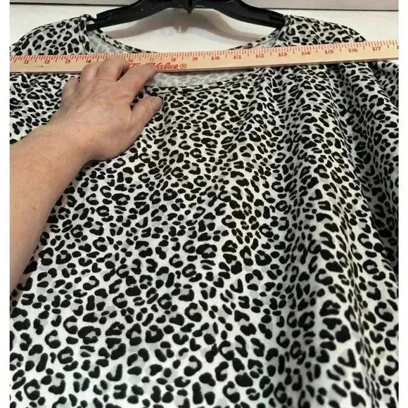 Free Kisses Short Sleeve Leopard Print Shirt Size Large SOFT L Top - Picture 4 of 5